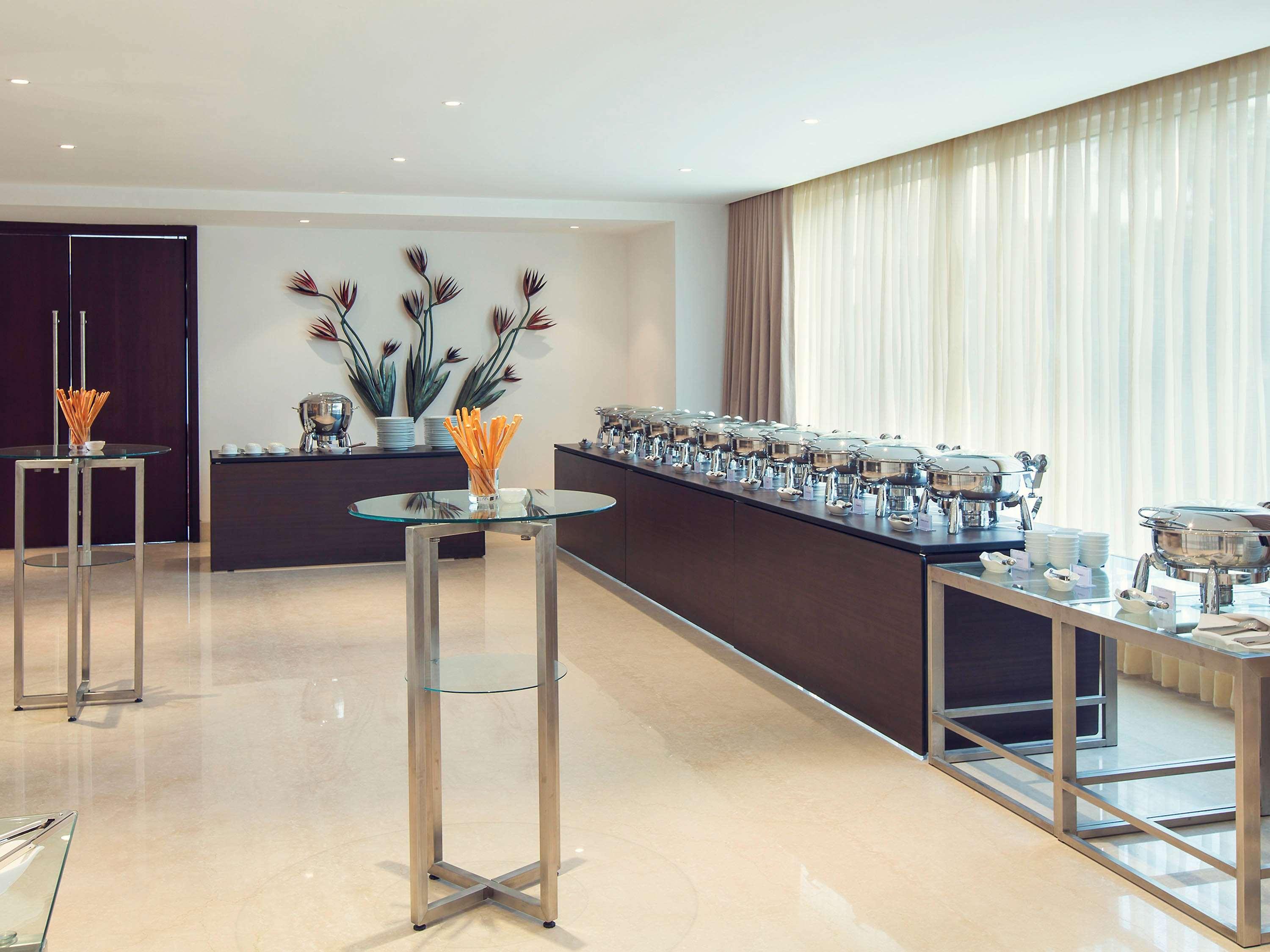 Mercure Hyderabad Kcp Banjara Hills, An Accor Hotel Экстерьер фото A buffet at a hotel